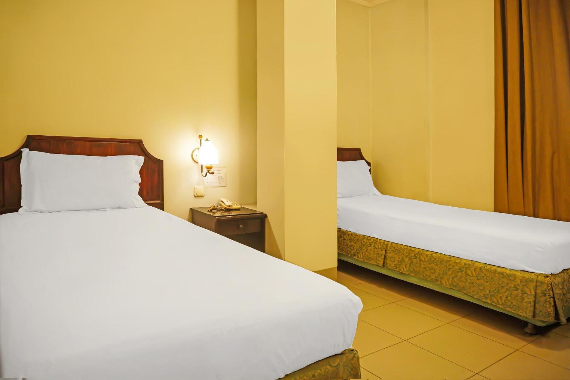 Super Oyo Collection O 92690 Hotel Limas Palembang Buitenkant foto