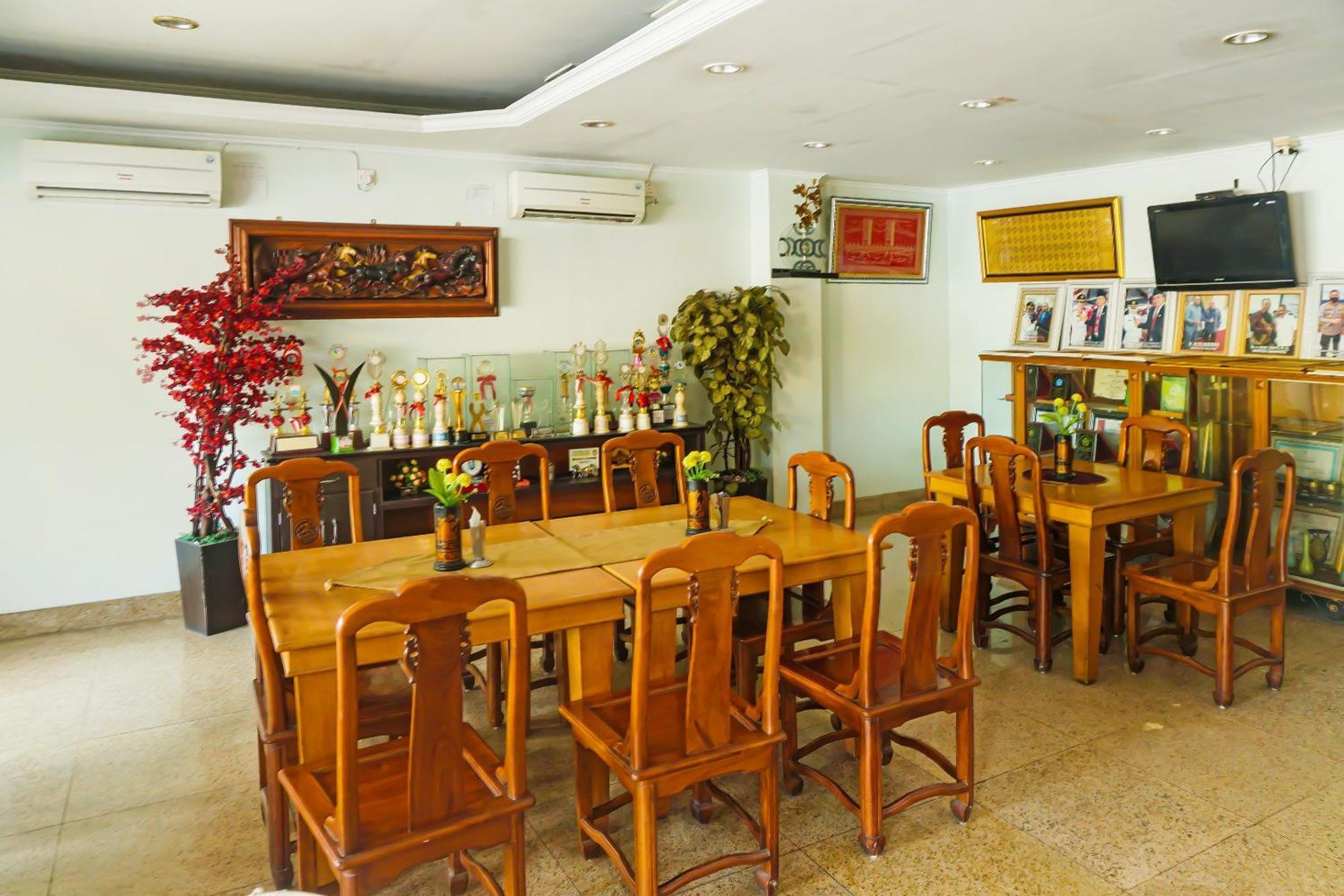 Super Oyo Collection O 92690 Hotel Limas Palembang Buitenkant foto