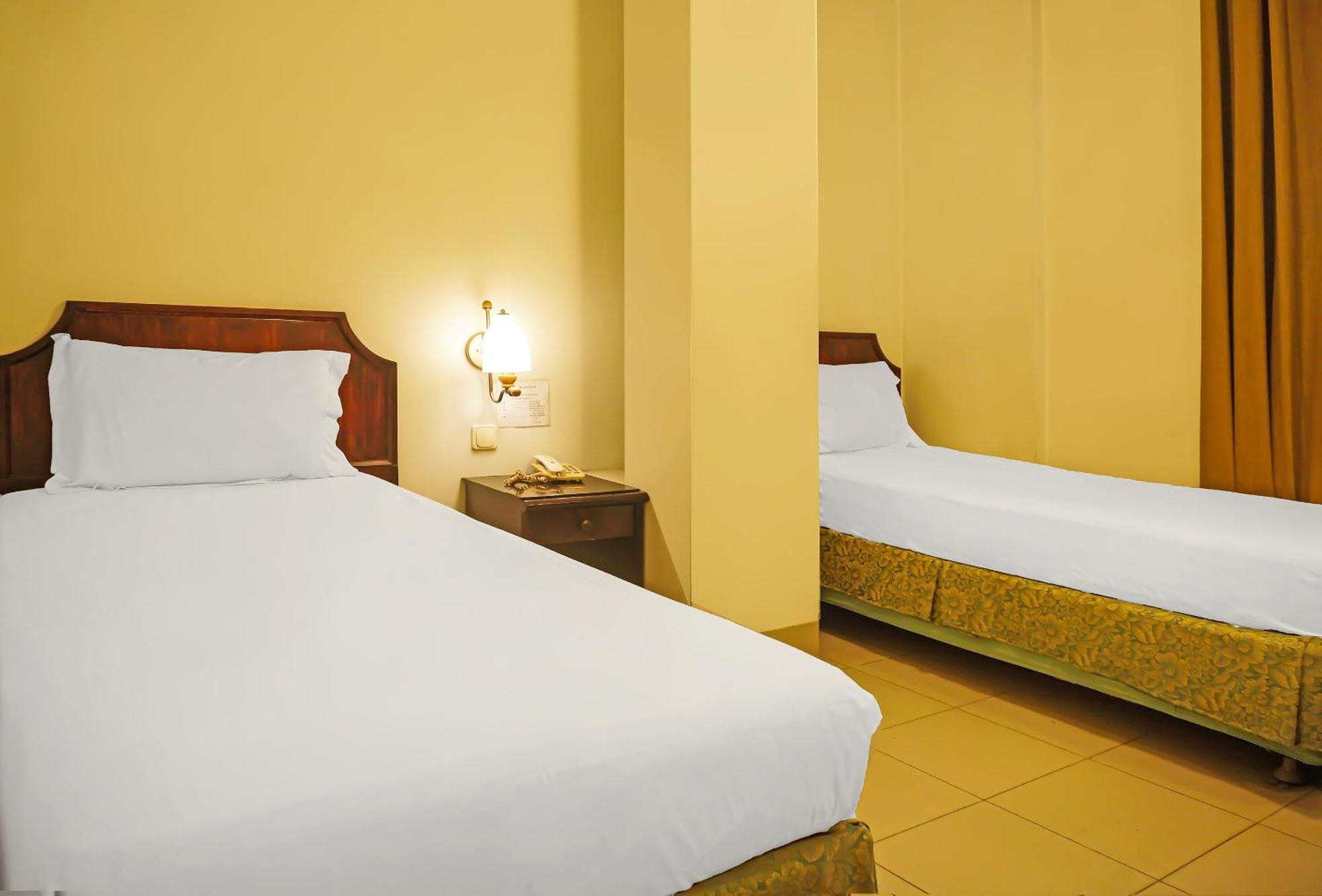 Super Oyo Collection O 92690 Hotel Limas Palembang Buitenkant foto