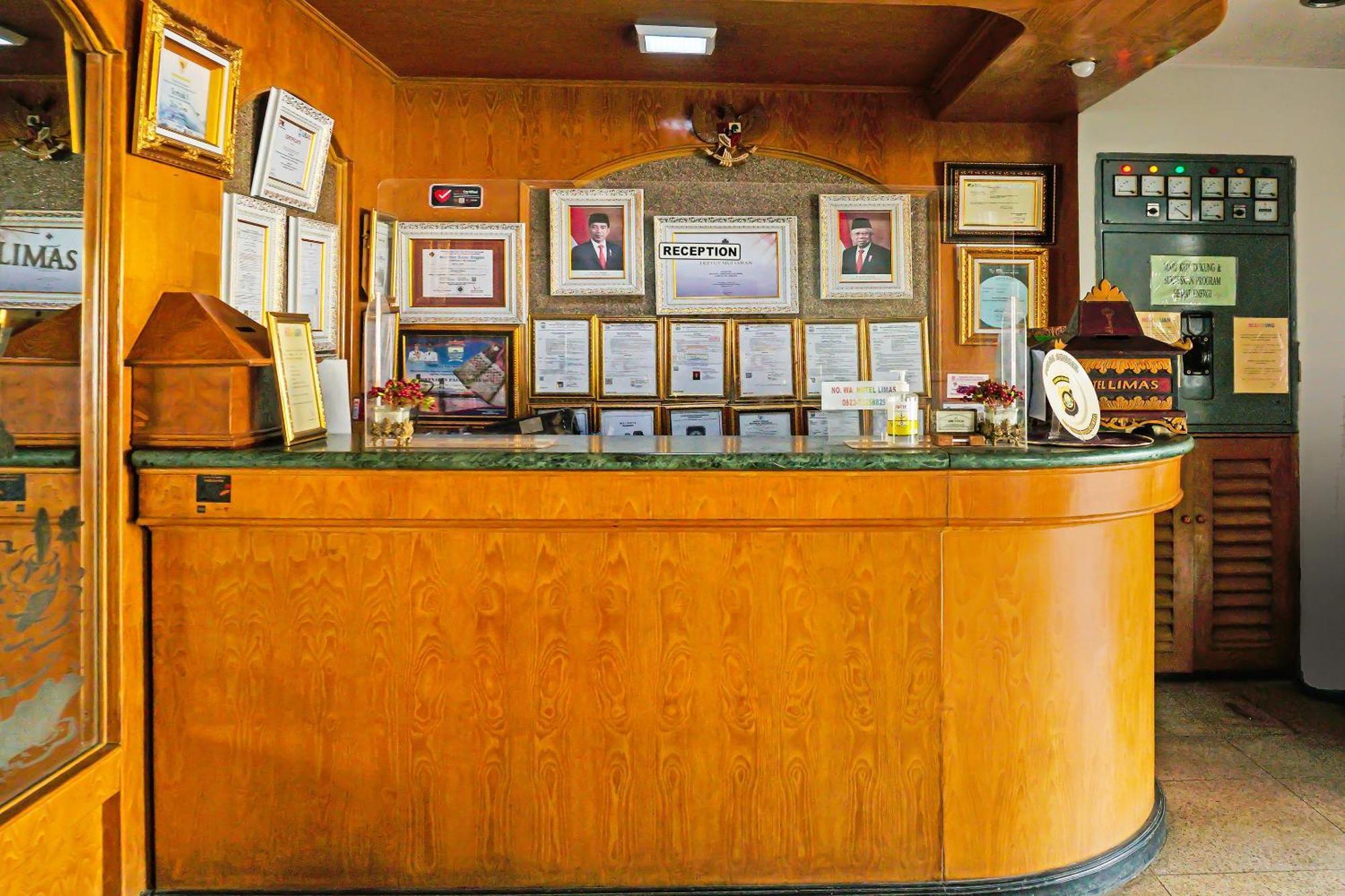 Super Oyo Collection O 92690 Hotel Limas Palembang Buitenkant foto
