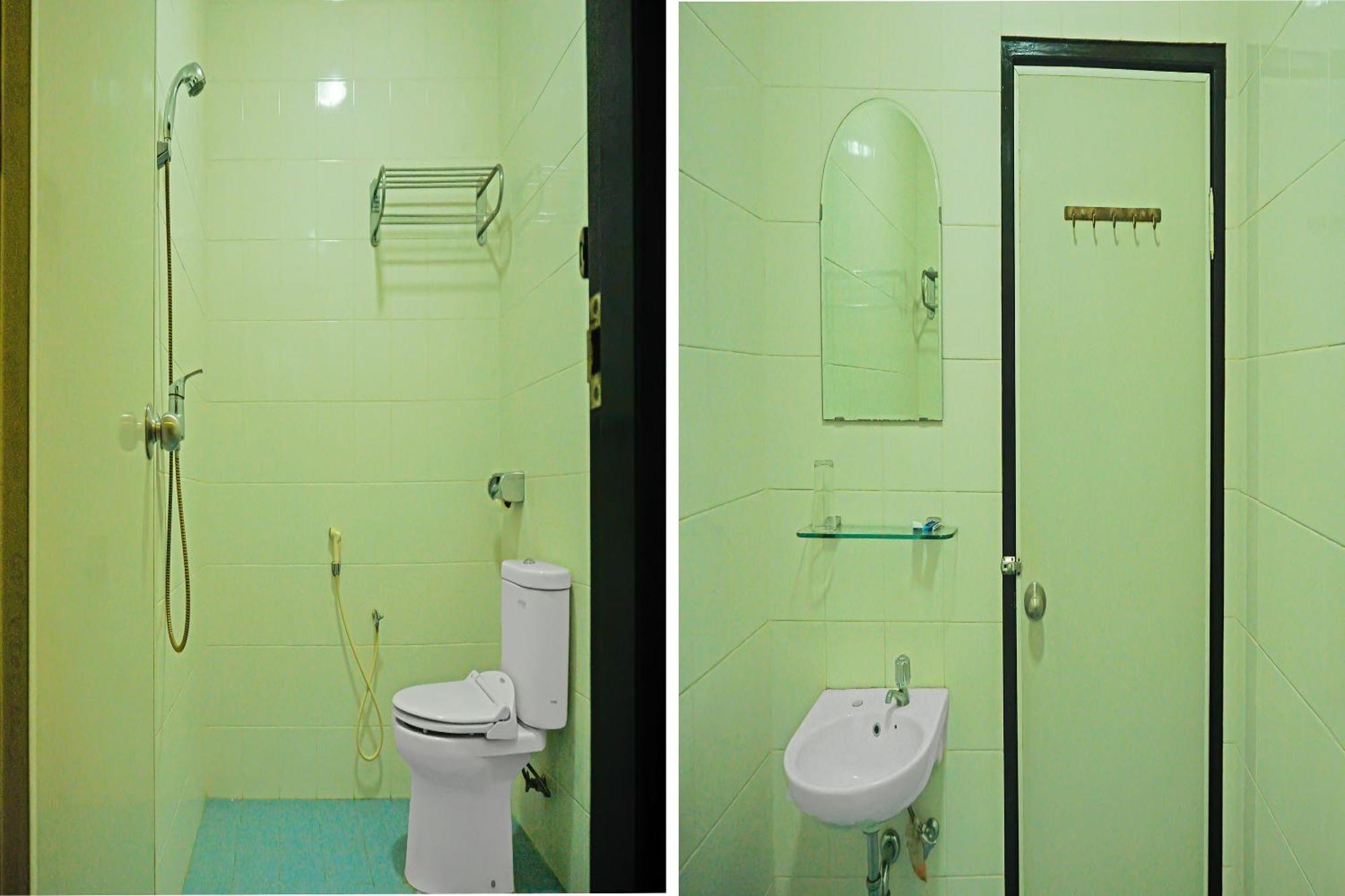 Super Oyo Collection O 92690 Hotel Limas Palembang Buitenkant foto