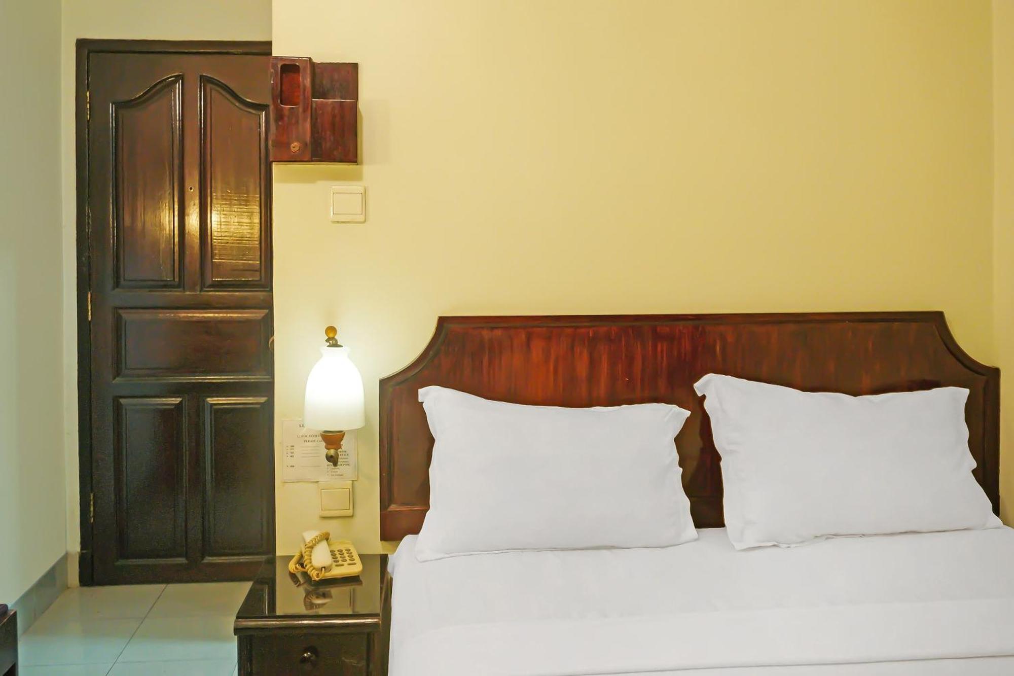 Super Oyo Collection O 92690 Hotel Limas Palembang Buitenkant foto