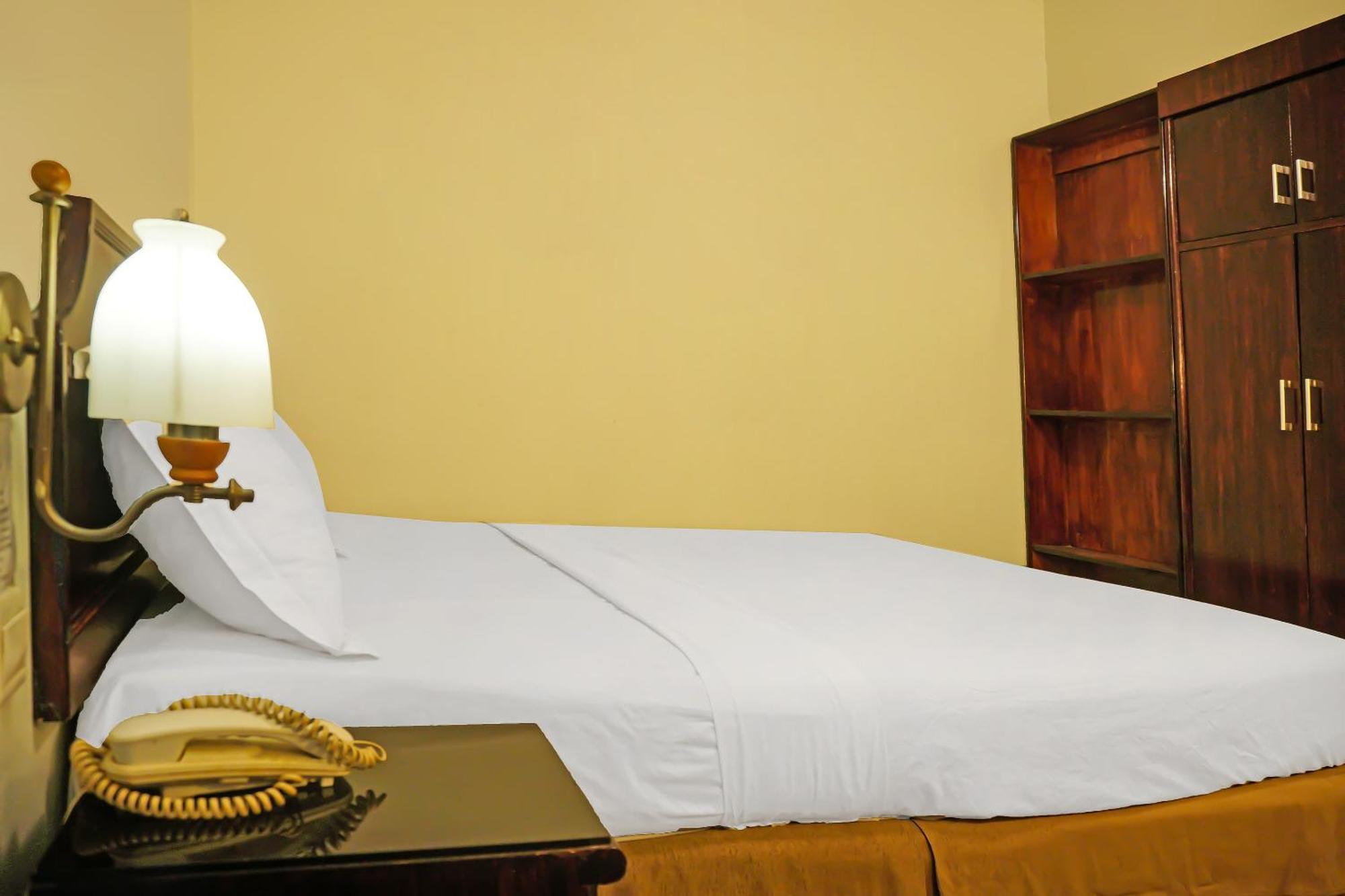 Super Oyo Collection O 92690 Hotel Limas Palembang Buitenkant foto