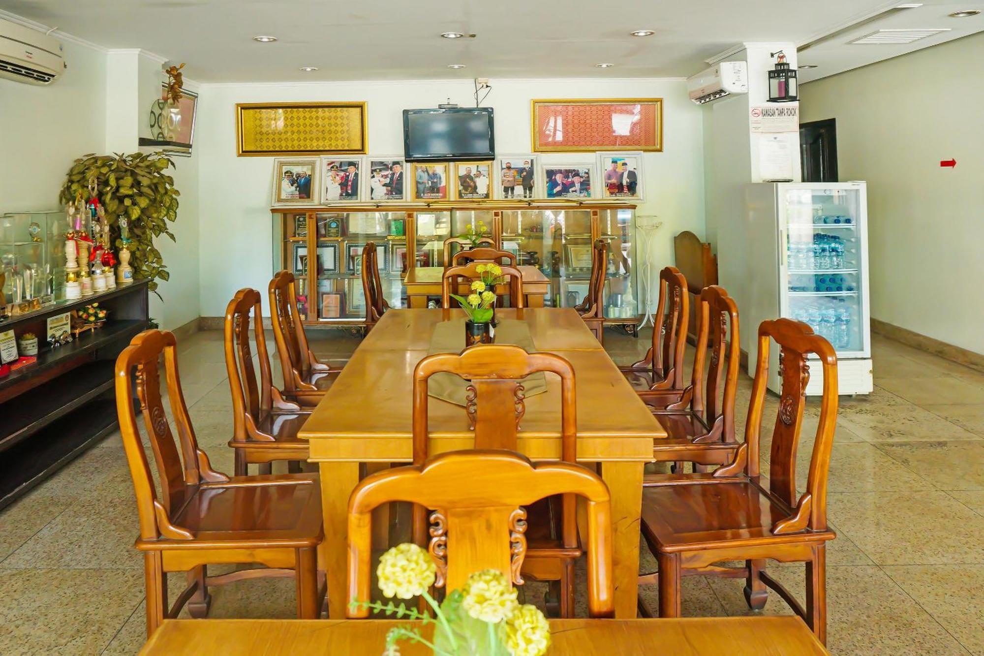 Super Oyo Collection O 92690 Hotel Limas Palembang Buitenkant foto